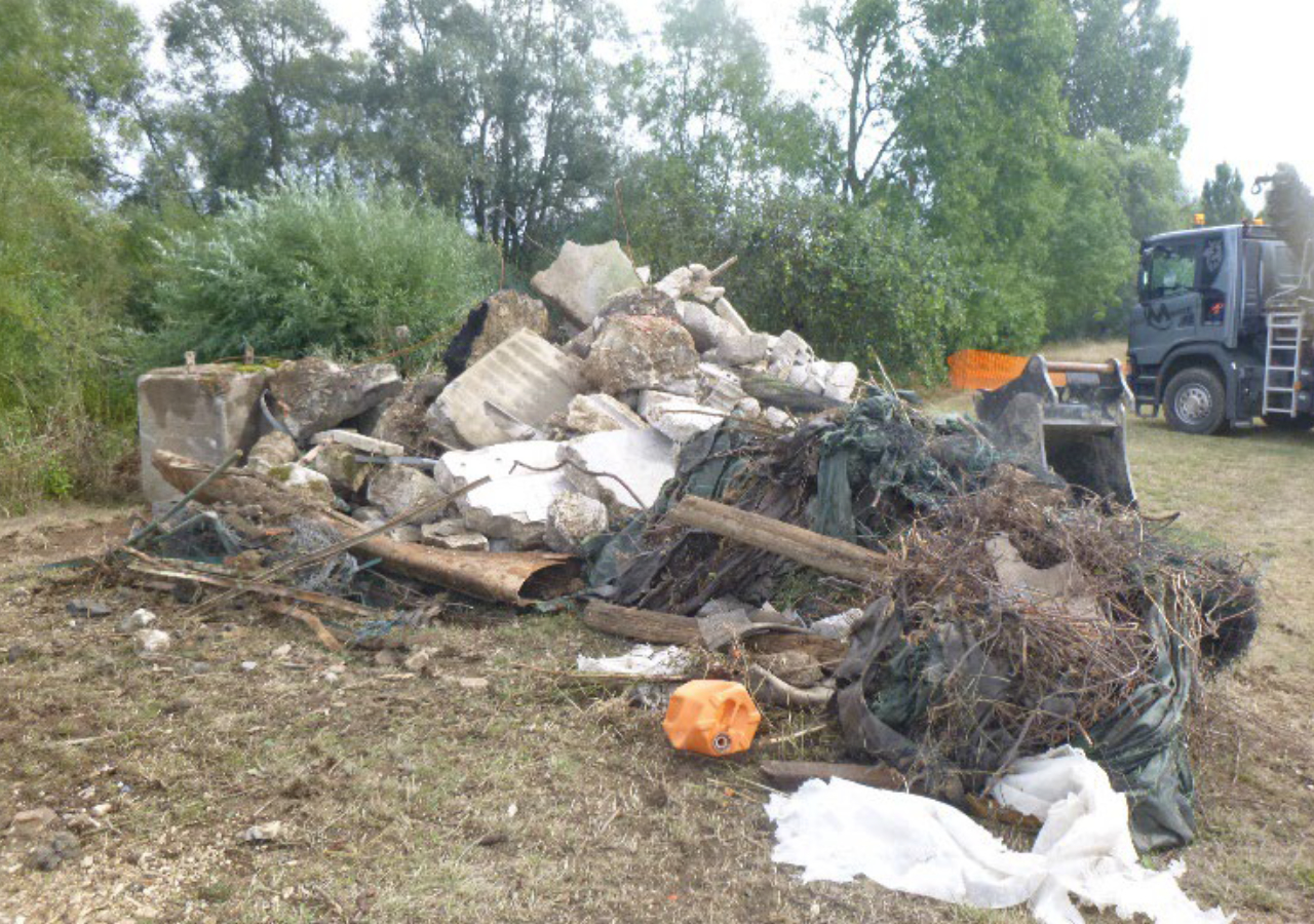 Evacuation des déchets en décharge sur la zone humide de Charny-sur-Meuse_FD55